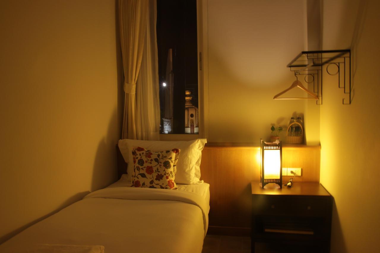 Baan Dinso Hostel@Ratchadamnoen Bangkok Exteriör bild